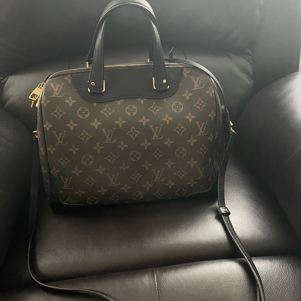 LVMonogram bag in almost new condition. Meas. are approx
12.5’ X  9.5’ X 5.5’